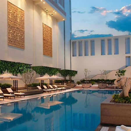 Jaipur Marriott Hotel Buitenkant foto The pool at the Taj Mahal Palace