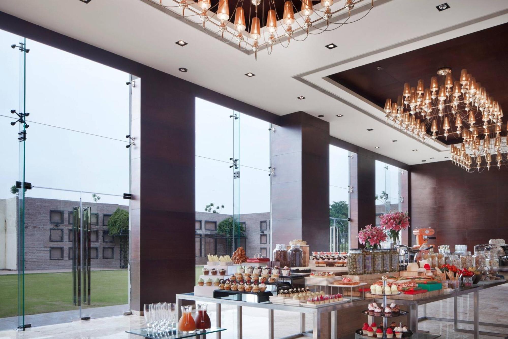 Jaipur Marriott Hotel Buitenkant foto The lobby