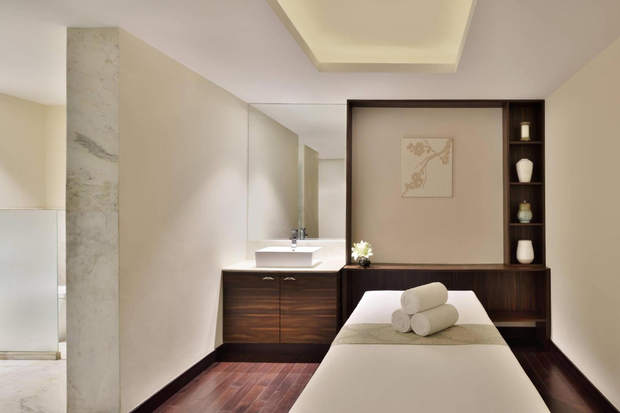 Jaipur Marriott Hotel Buitenkant foto A treatment room at the spa