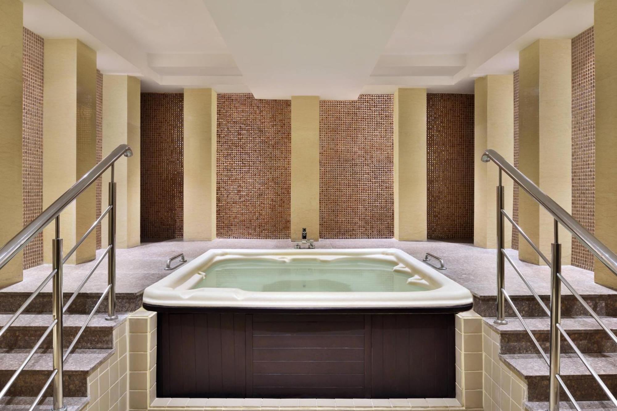 Jaipur Marriott Hotel Buitenkant foto A whirlpool bath
