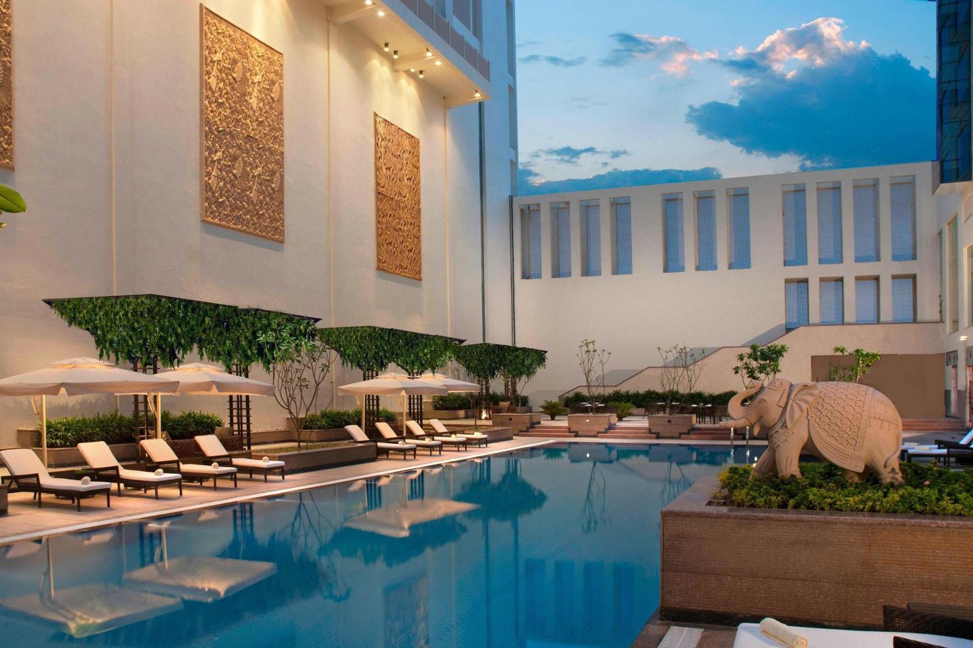 Jaipur Marriott Hotel Buitenkant foto The pool at the Taj Mahal Palace