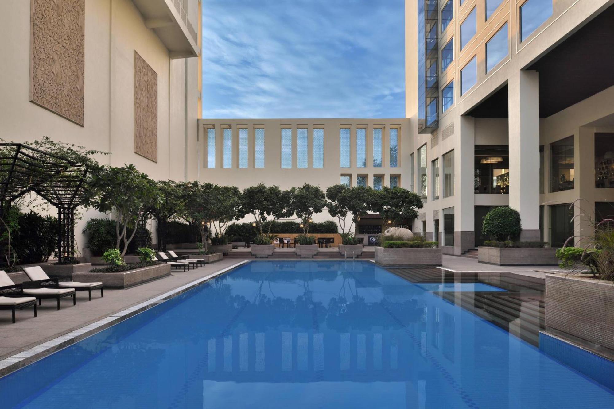 Jaipur Marriott Hotel Buitenkant foto The pool at the hotel