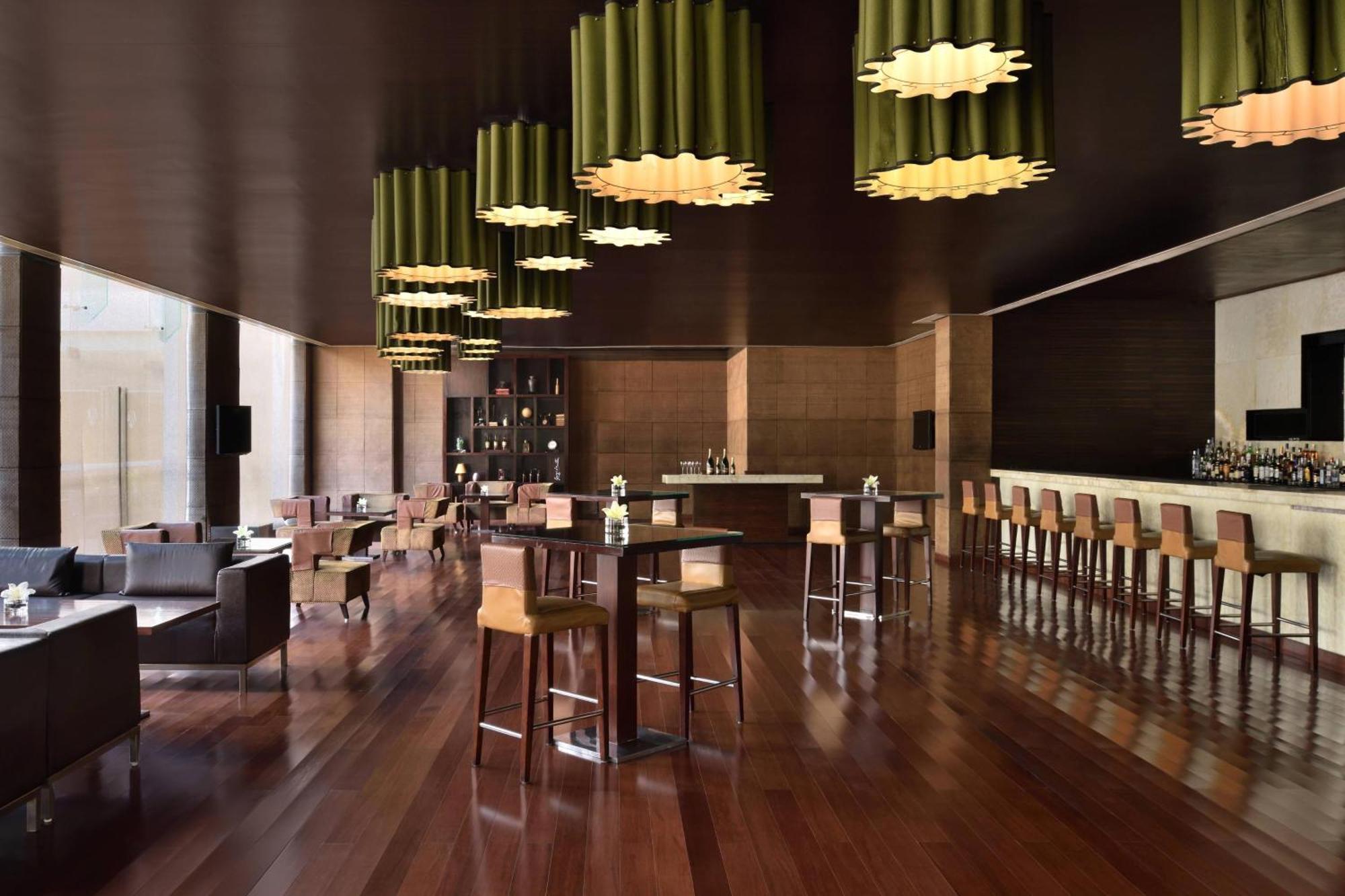 Jaipur Marriott Hotel Buitenkant foto The Lounge at the airport