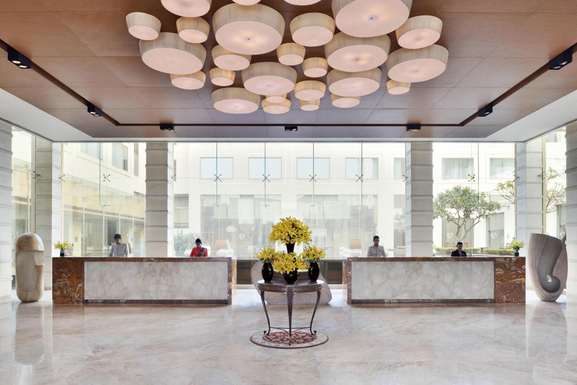 Jaipur Marriott Hotel Buitenkant foto The lobby of the hotel