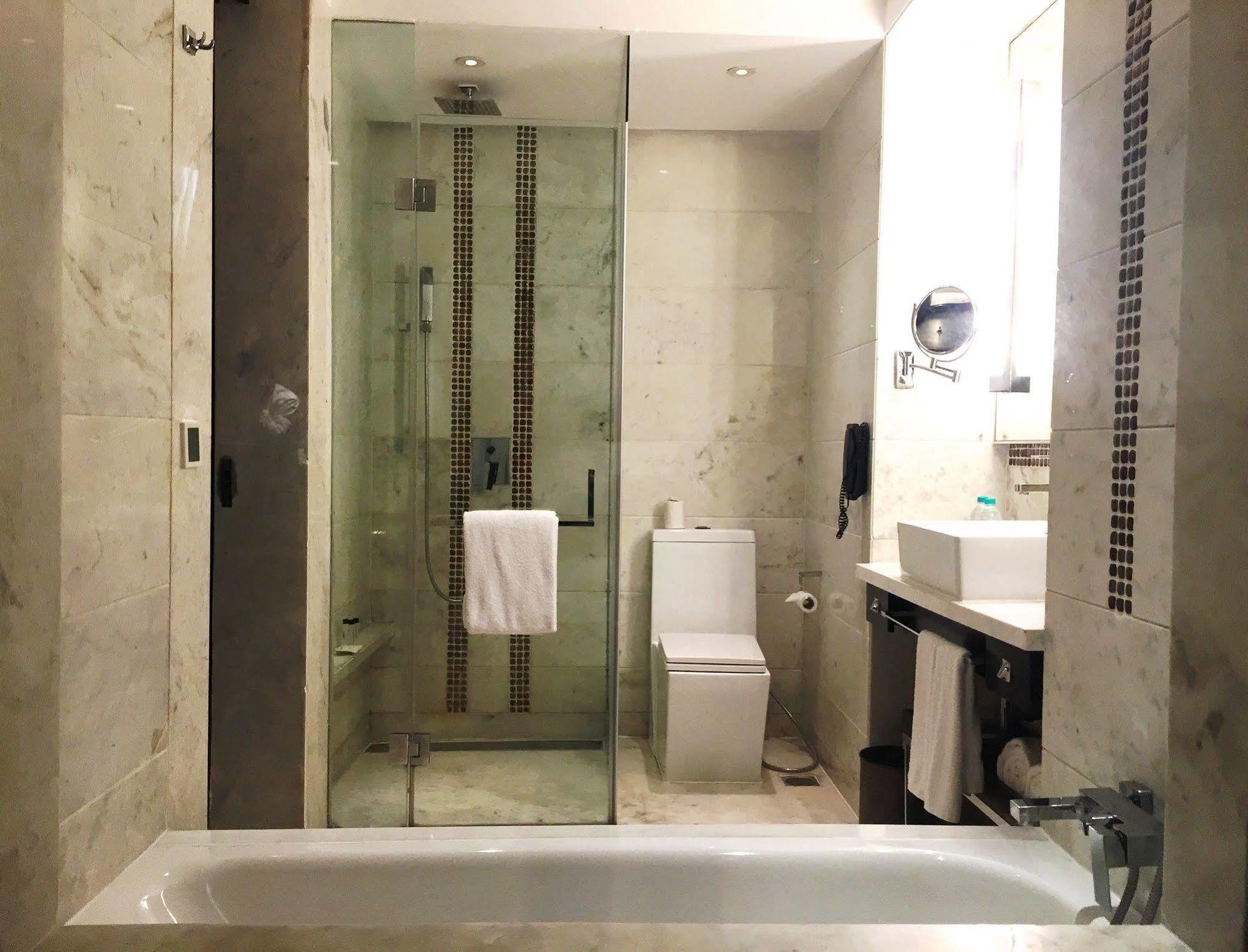 Jaipur Marriott Hotel Buitenkant foto A bathroom with a shower enclosure and a bathtub